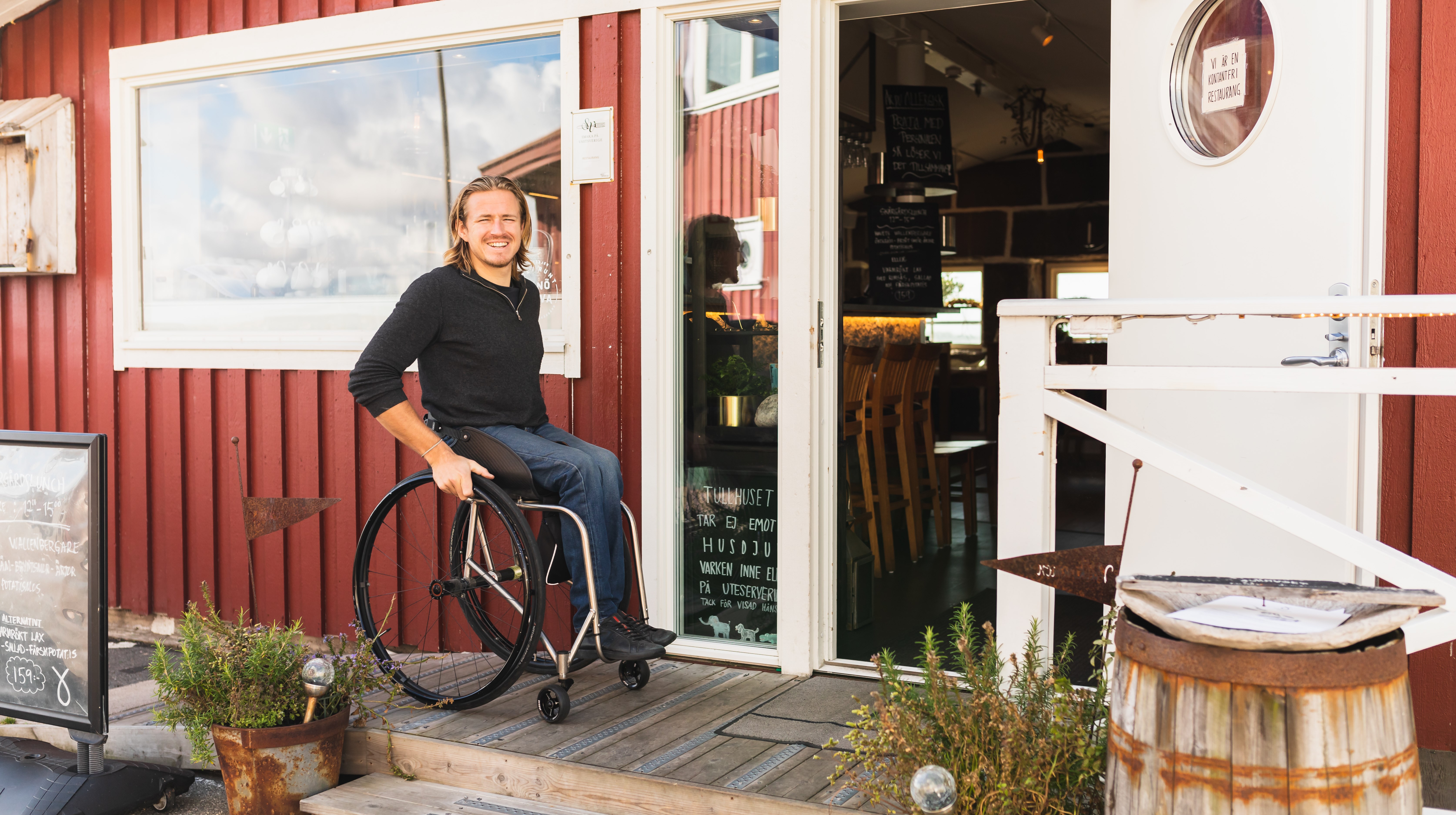 Aron Anderson i rullstol utanför Tullhuset på Hönö.